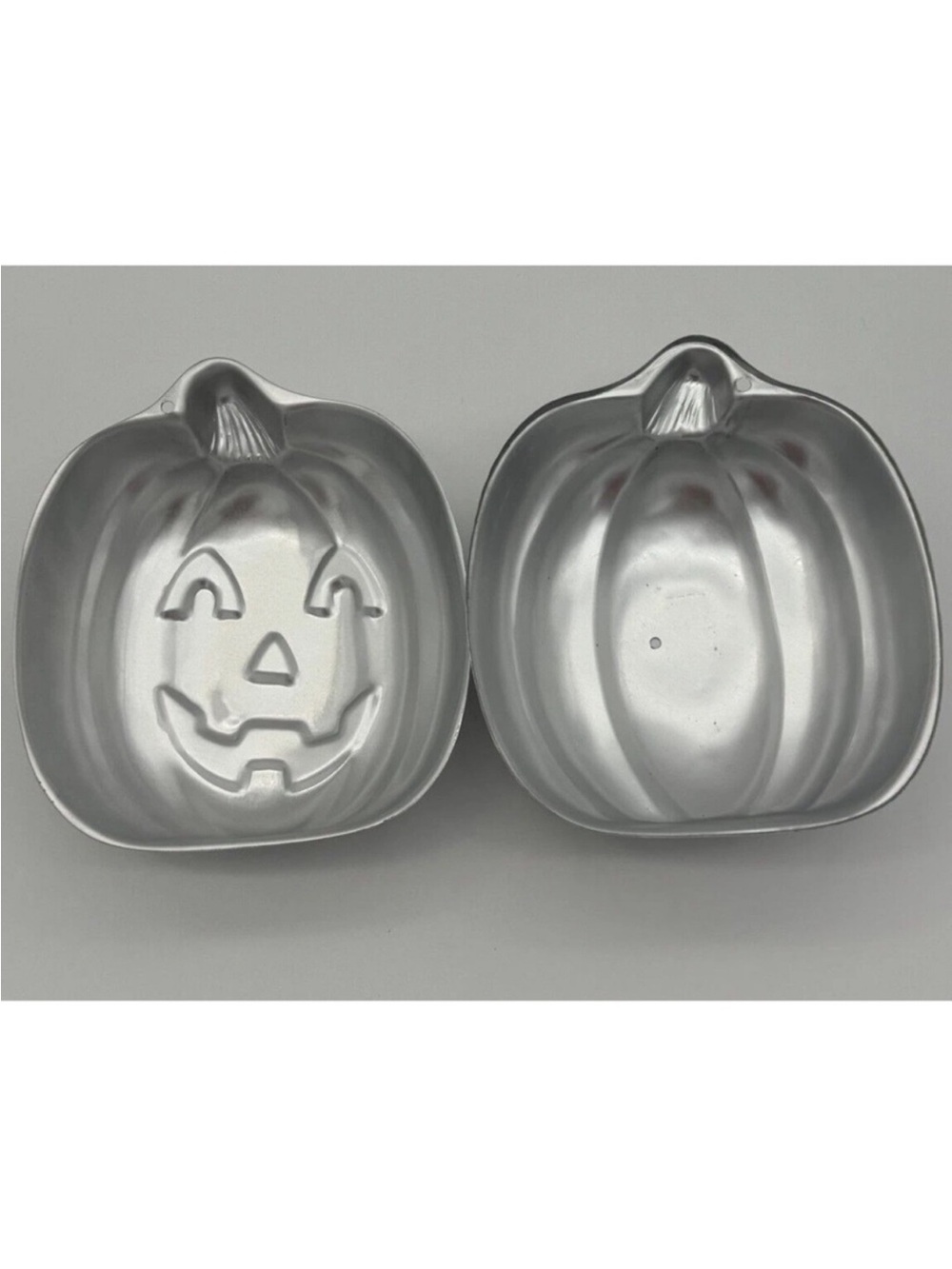 Wilton 3D Cake pan Halloween Stand Up
JACK-O-LANTERN Pumpkin
Baking Party - Picture 3 of 9
